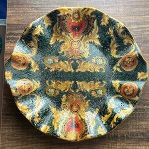 Elegant Decorative Plate with Intricate Design